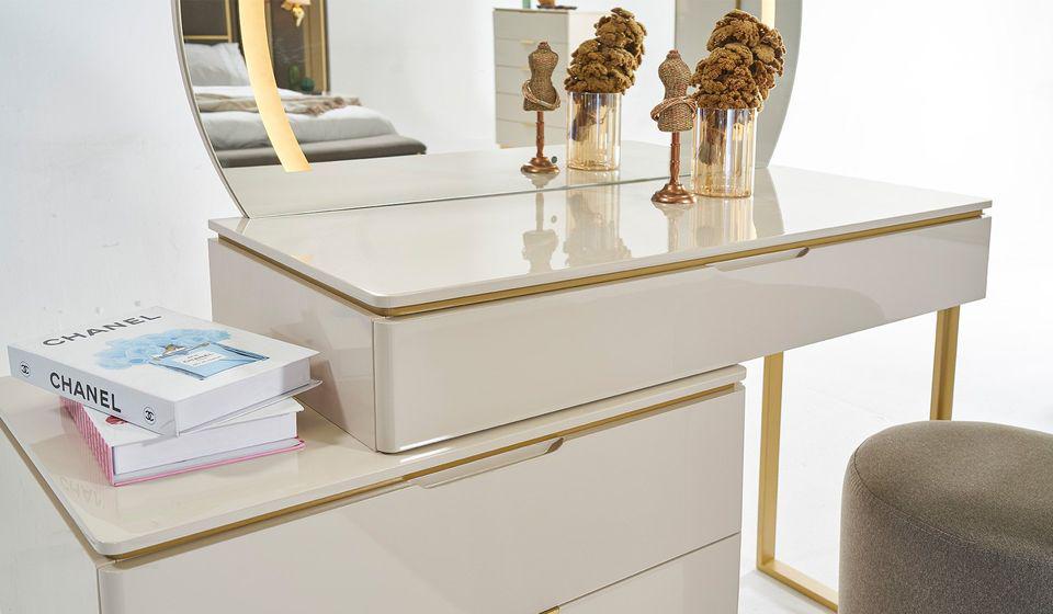 Luxurious and Elegant Bed Set with Nightstands